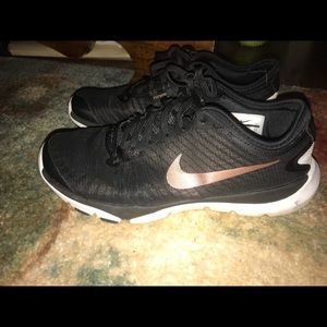 black nike shoes with rose gold swoosh
